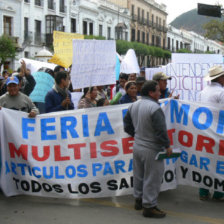 MOVILIZACIN.Los comerciantes bloquearon el trfico vehcular en la Plaza 25 de Mayo.