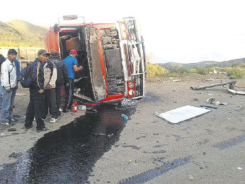 ACCIDENTE. Un conductor imprudente volc su camin en una curva antes de llegar a Zudez.