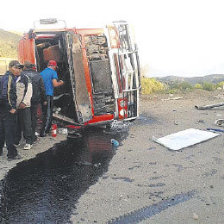 ACCIDENTE. Un conductor imprudente volc su camin en una curva antes de llegar a Zudez.