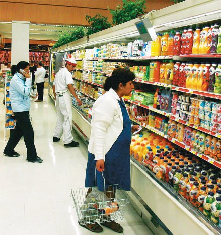 ECONOMA. Las cadenas de supermercados fijaron precios de los productos de primera necesidad.