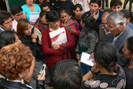 REPRESENTACIN. Los padres de familia se organizaron para participar de una reunin.