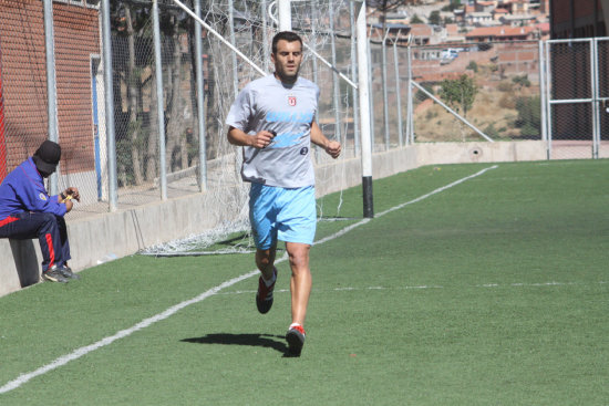 El volante argentino Matas Manzano no renovar contrato con Universitario.