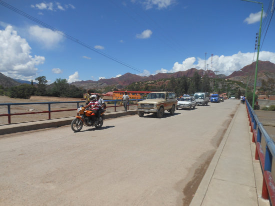 Los automviles cruzando el puente vehicular de Tupiza.