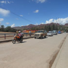 Los automviles cruzando el puente vehicular de Tupiza.