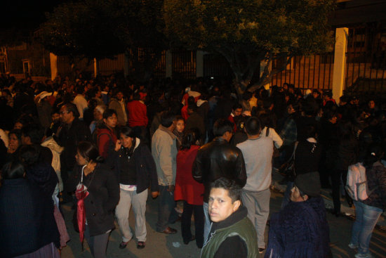 PROTESTA. Durante la noche de ayer, los padres de familia volvieron a protestar en el frontis de la Direccin Departamental de Educacin.