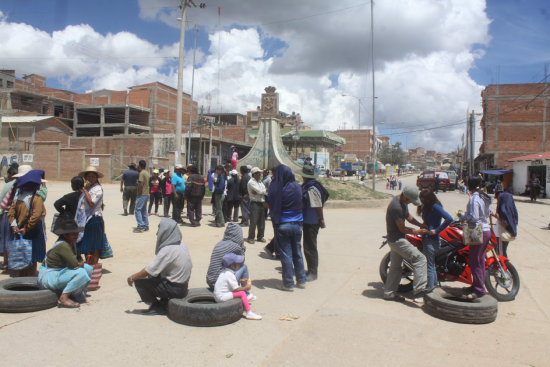 BLOQUEO: Vecinos del Distrito 2 se parapetaron en la salida a Cochabamba y Santa Cruz.