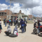 BLOQUEO: Vecinos del Distrito 2 se parapetaron en la salida a Cochabamba y Santa Cruz.