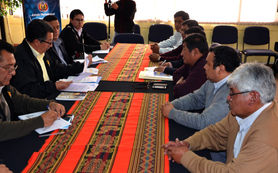 ENCUENTRO. Autoridades de Gobierno y dirigentes sindicales se reunieron ayer.