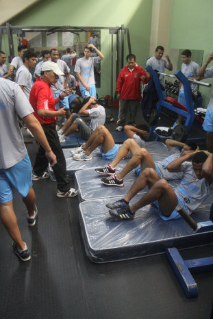 El potenciamiento muscular en gimnasio es uno de los trabajos de la mini pretemporada en la U.