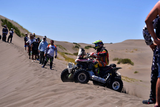 El piloto chuquisaqueo Wlter Nosiglia durante la cuarta etapa del Rally Dakar, corrida ayer entre San Juan y Chilecito (Argentina).