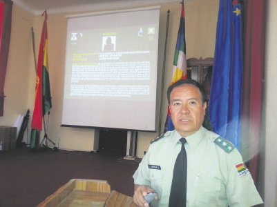 POLICA. El Director de la FELCC presentando el informe del falso secuestro.