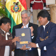 ACTO. El presidente Evo Morales entrega la norma al presidente de la FAM, Juan Carlos Len.