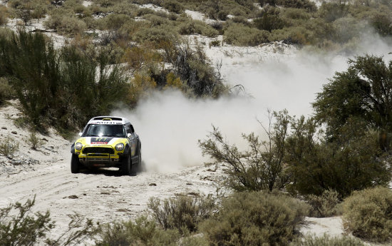 Los pilotos espaoles Joan Nani Roma (arriba) y Marc Coma durante la quinta etapa del Rally Dakar.