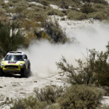 Los pilotos espaoles Joan Nani Roma (arriba) y Marc Coma durante la quinta etapa del Rally Dakar.