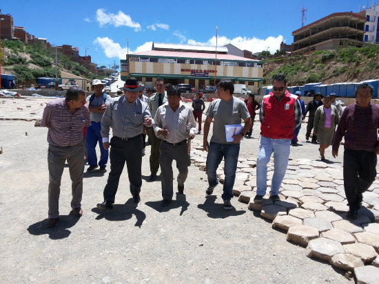 INSPECCIN. El Alcalde explic a gremiales el proyecto de la nueva infraestructura.