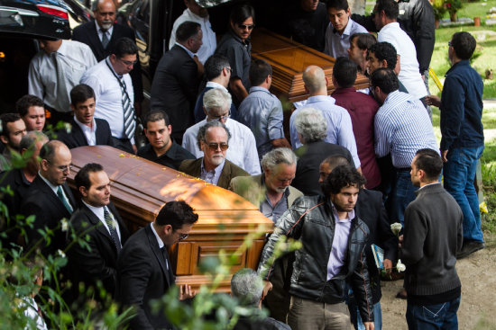 FUNERAL. Un grupo de personas carga el fretro de la ex Miss Venezuela, Mnica Spear.