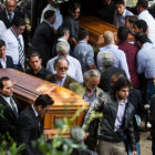 FUNERAL. Un grupo de personas carga el fretro de la ex Miss Venezuela, Mnica Spear.