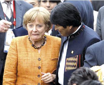 INVITACIN. La canciller ngela Merkel y el presidente Evo Morales en la Cumbre de la CELAC.