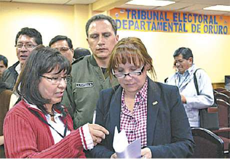 ORURO. La presidenta del TSE, Wilma Velasco, al finalizar la Sala Plena del pasado viernes.