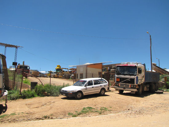 VIGILIA. Los obreros y transportistas tomaron el campamento de la empresa SIGMA y dicen que no permitirn que nadie saque la maquinaria hasta que paguen salarios y contratos.