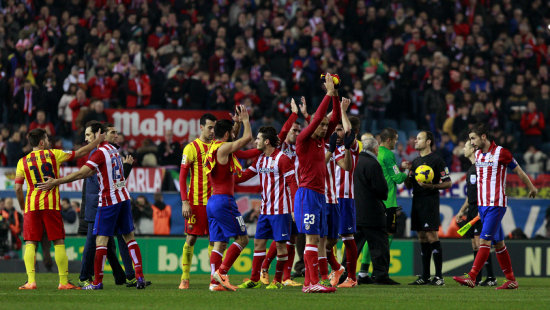 Los jugadores del Barcelona y del Atltico de Madrid al finalizar el partido que qued empatado por la Liga espaola.