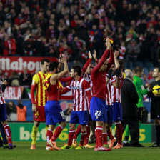 Los jugadores del Barcelona y del Atltico de Madrid al finalizar el partido que qued empatado por la Liga espaola.