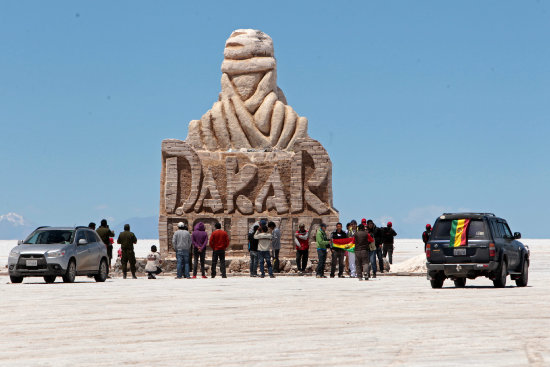 La gente de Uyuni aguarda con ansias el paso del Rally Dakar por Bolivia, hoy, domingo. Villazn, Tupiza, Atocha y Uyuni sern las regiones que vivirn de cerca el paso de las motos y los cuadriciclos.