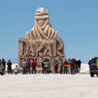 La gente de Uyuni aguarda con ansias el paso del Rally Dakar por Bolivia, hoy, domingo. Villazn, Tupiza, Atocha y Uyuni sern las regiones que vivirn de cerca el paso de las motos y los cuadriciclos.