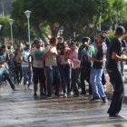 DIVERSIN. Algunos adolescentes y jvenes salen a divertirse a las calles con agua.