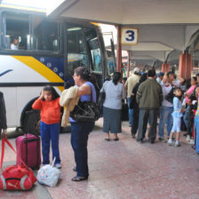 TARIFAS. Pasajeros protestaron por el alza.