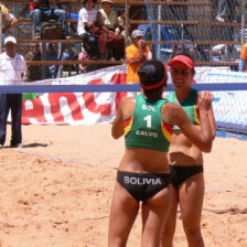 Amalia Calvo y Mayra Coll (i) lograron el ltimo ttulo internacional para Bolivia en Beach Vley, el 2009; el karate (arriba) y el Kick Boxing ya cumplieron con sus primeros selectivos en Sucre.