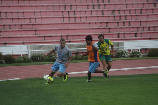 El delantero mexicano Luis Guevara (i) est a prueba en Universitario, ayer particip del entrenamiento en el estadio Patria.