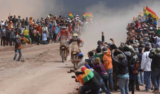 Juan Carlos Chavo Salvatierra fue aclamado en su paso por territorio boliviano ayer, en la sptima etapa, que uni las ciudades de Villazn, Tupiza, Atocha y Uyuni.