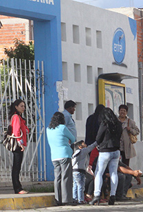 COLISEO. Ayer haba fila de padres.