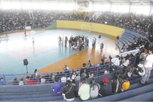 PRESENCIA. La nueva modalidad para la inscripcin de alumnos con alta demanda provoc un inters an mayor por las plazas que estaban ofertando algunos colegios del centro de Sucre.