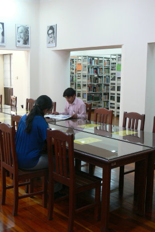 LECTURA. Sala de la Biblioteca donde el pblico puede acceder a bibliografa de su inters.