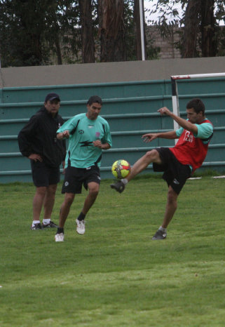 El equipo estudiantil entren ayer en la cancha de Fancesa.