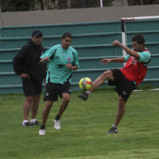 El equipo estudiantil entren ayer en la cancha de Fancesa.