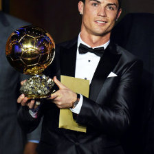 El delantero portugus Cristiano Ronaldo recibi el Baln de Oro al mejor jugador del ao 2013.