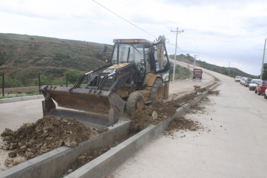 AVENIDA. Vecinos denunciaron que maquinaria de la Alcalda procedi a rellenar los camellones destruyendo los bordillos.