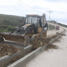 AVENIDA. Vecinos denunciaron que maquinaria de la Alcalda procedi a rellenar los camellones destruyendo los bordillos.