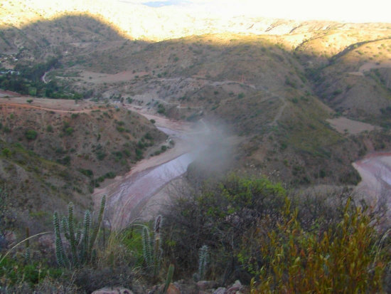 ACCIDENTE. En la ruta a Cachimayu una vagoneta se embarranc por la inexperiencia del conductor.