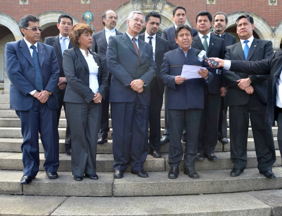 HOLANDA. La delegacin boliviana que present la demanda contre Chile en la Corte de La Haya.