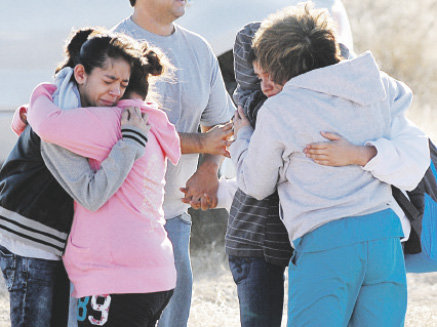 CONMOCIN. Estudiantes del centro escolar se fundieron en abrazos con sus padres tras el incidente que dej tres heridos.