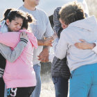 CONMOCIÓN. Estudiantes del centro escolar se fundieron en abrazos con sus padres tras el incidente que dejó tres heridos.