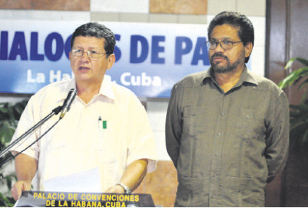 POSTURA. El comandante de las FARC Jorge Torres Victoria (i), ayer en La Habana.