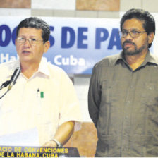 POSTURA. El comandante de las FARC Jorge Torres Victoria (i), ayer en La Habana.