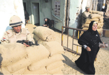 TENSIN. La presencia militar cerc todos los colegios electorales habilitados para la consulta en Egipto.