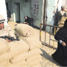 TENSIN. La presencia militar cerc todos los colegios electorales habilitados para la consulta en Egipto.