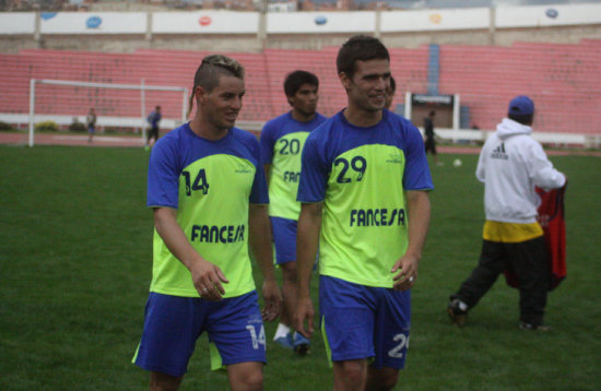 El delantero Luis Guevara (i) y el defensor Ezequiel Filipetto suean con jugar este sbado en Cochabamba.